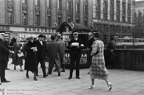 Arbeitsbeschaffungslotterie auf dem Jungfernstieg in Hamburg: Jedes gekaufte Ein-Groschen-Los sollte notleidenden Volksgenossen zu einer neuen Arbeit verhelfen (24. Mai 1934)